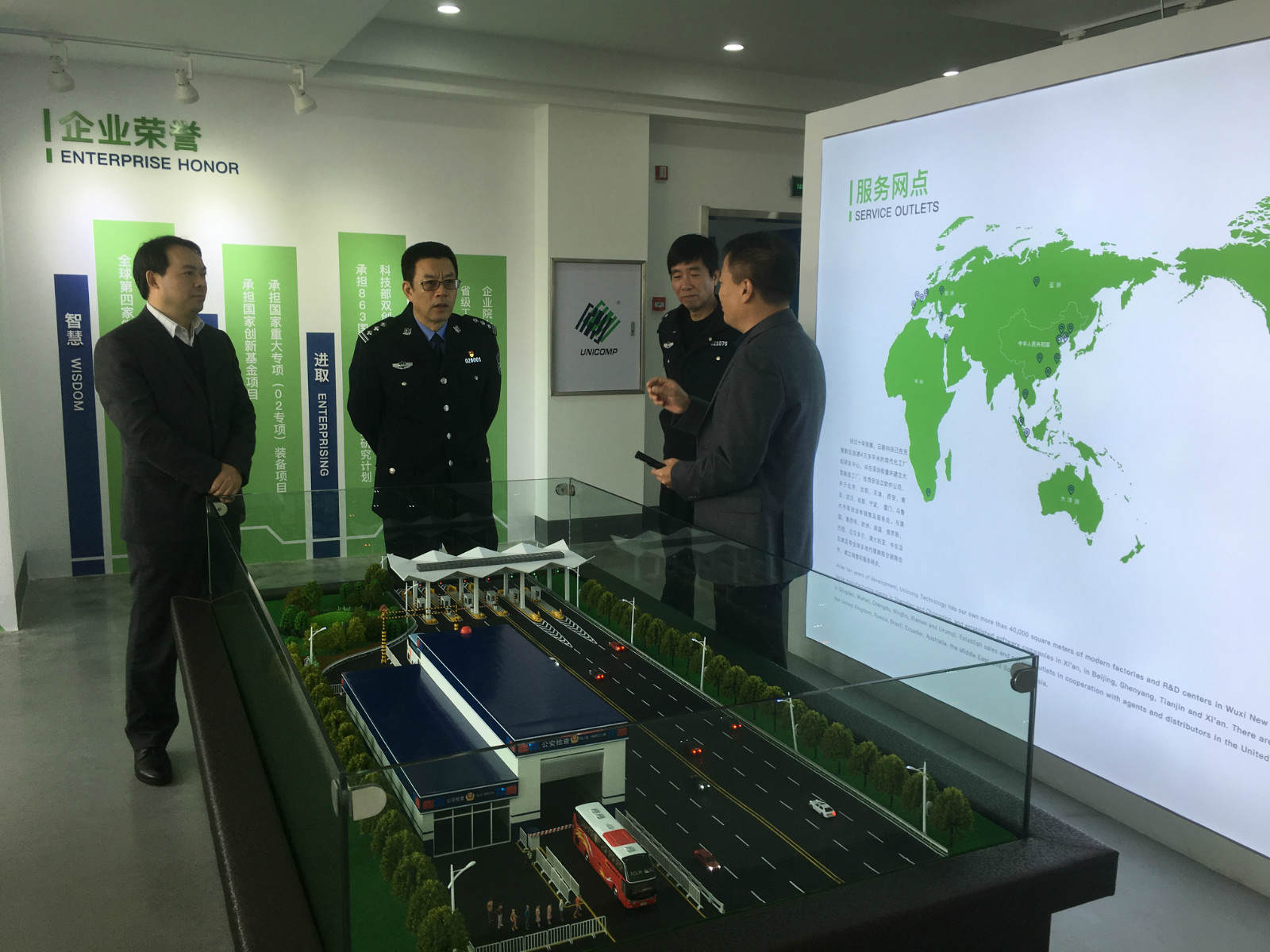 熱烈歡迎新吳區(qū)副區(qū)長(zhǎng)、區(qū)公安局長(zhǎng)丁旭東蒞臨日聯(lián)科技參觀調(diào)研！