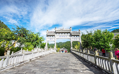 “五一”假期，測(cè)溫門助力各大景區(qū)疫情防控